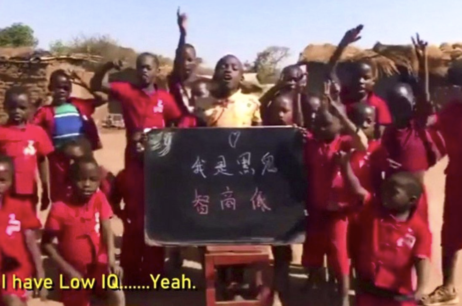 Một video được đăng lên mạng xã hội cho thấy các em bé Malawi hát những bài tự hạ thấp mình Một video được đăng lên mạng xã hội cho thấy các em bé Malawi hát những bài tự hạ thấp mình