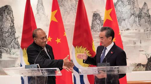 Ngoại trưởng Trung Quốc Vương Nghị (phải) và Tổng thống kiêm Ngoại trưởng Kirabai Taneti Maamau trong cuộc họp báo chung ở trụ sở phái đoàn thường trực Trung Quốc tại Liên Hợp Quốc, New York, năm 2019. (Ảnh: BNG TQ) Ngoại trưởng Trung Quốc Vương Nghị (phải) và Tổng thống kiêm Ngoại trưởng Kirabai Taneti Maamau trong cuộc họp báo chung ở trụ sở phái đoàn thường trực Trung Quốc tại Liên Hợp Quốc, New York, năm 2019. (Ảnh: BNG TQ)