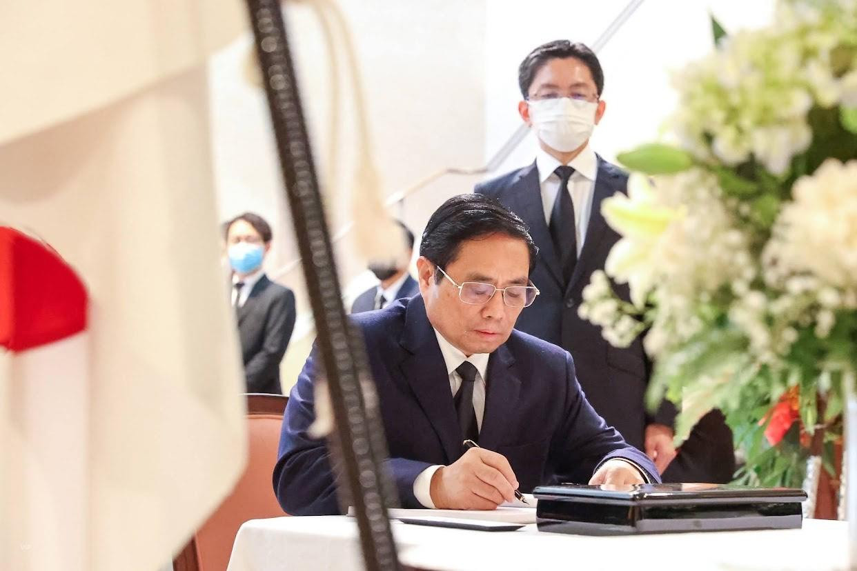 Thủ tướng Phạm Minh Chính ghi sổ tang tại Đại sứ quán Nhật Bản ngày 11/7. (Ảnh: Như Ý) Thủ tướng Phạm Minh Chính ghi sổ tang tại Đại sứ quán Nhật Bản ngày 11/7. (Ảnh: Như Ý)