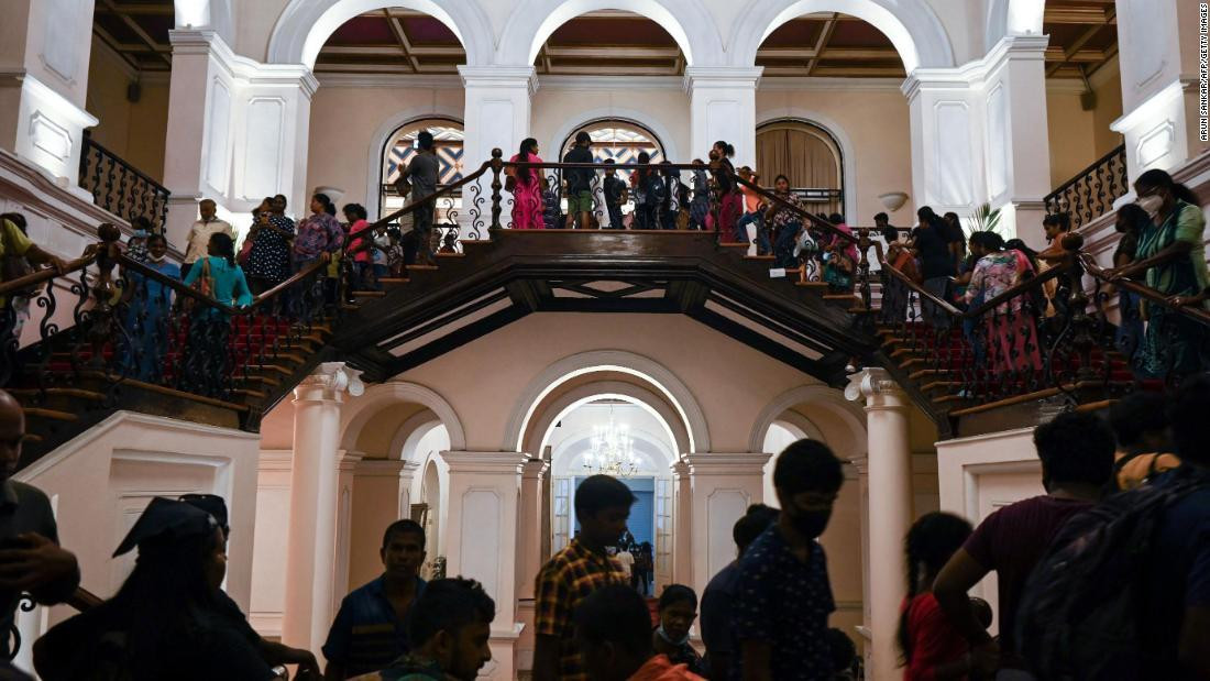 Người dân xông vào tư dinh của tổng thống ngày 12/7. (Ảnh: CNN) Người dân xông vào tư dinh của tổng thống ngày 12/7. (Ảnh: CNN)