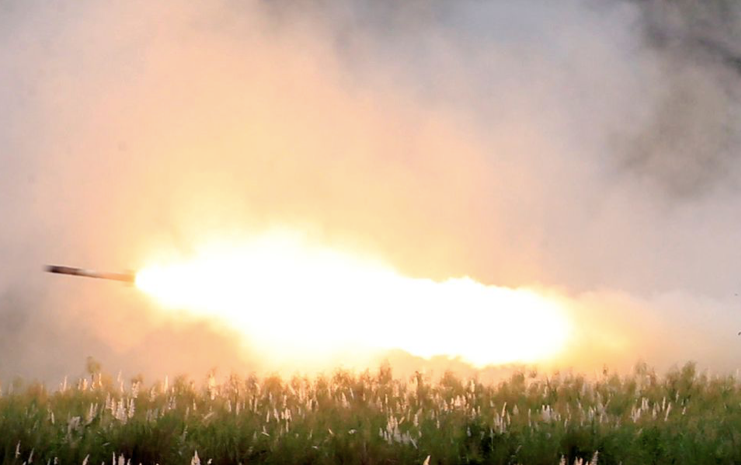 Một rốc-két được phóng ra từ hệ thống HIMARS của Mỹ trong đợt tập trận chung của Mỹ và Philippines năm 2016. (Ảnh: Reuters)