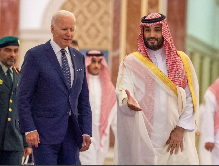 Thái tử Ả-rập Xê-út Mohammed bin Salman đón tiếp Tổng thống Mỹ Biden ngày 15/7. (Ảnh: Reuters)