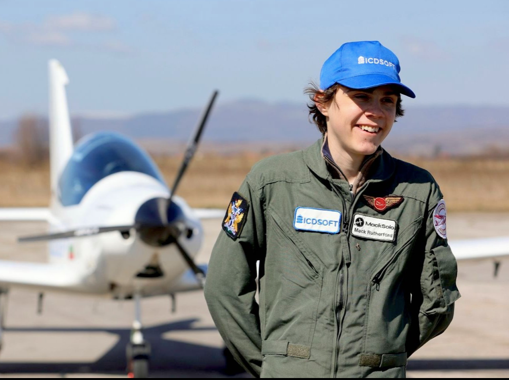 Phi công 16 tuổi người Anh Mack Rutherford. (Ảnh: FB)