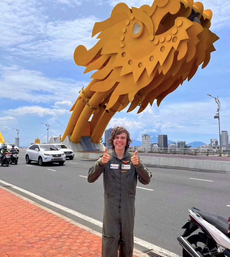 Mack Rutherford chụp ảnh trước cầu rồng ở Đà Nẵng. (Ảnh: Fb)