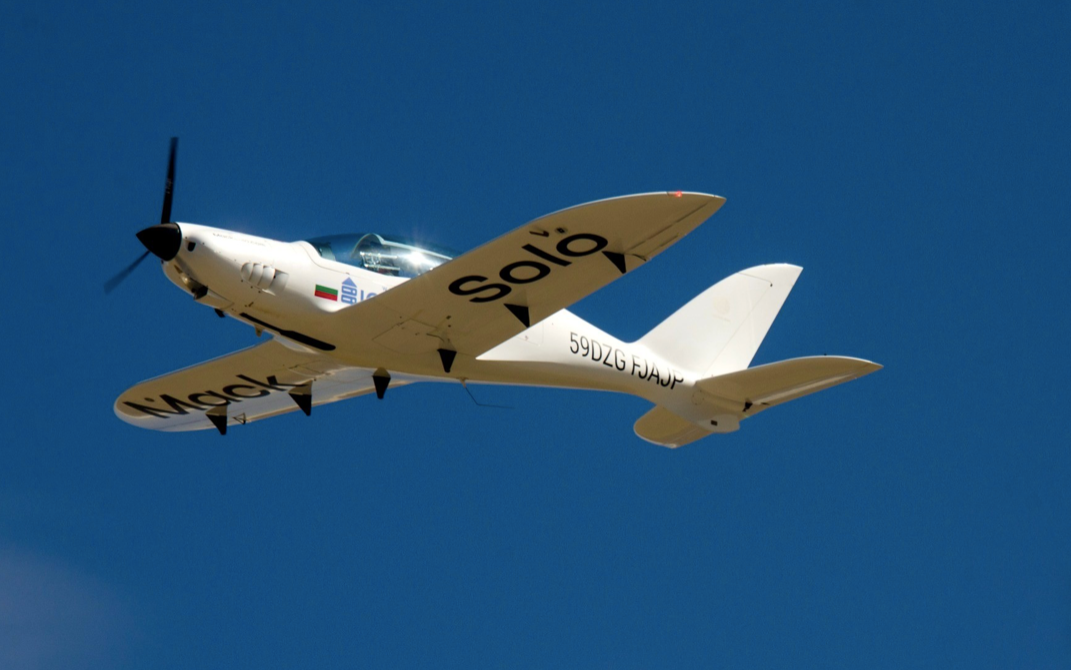 Chiếc máy bay hạng nhẹ mà Mack Rutherford lái vòng quanh thế giới