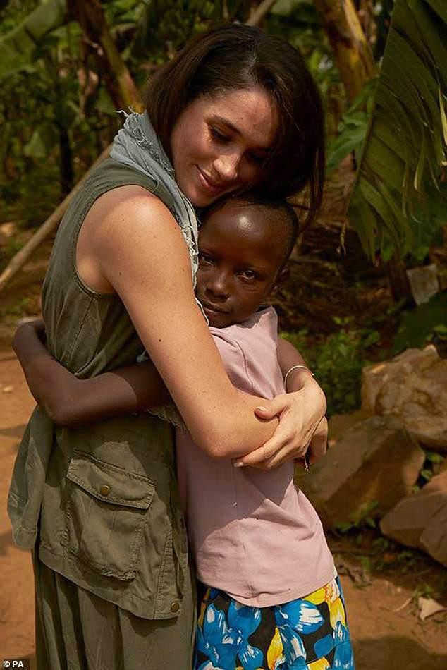 Meghan chụp ảnh với trẻ Rwanda