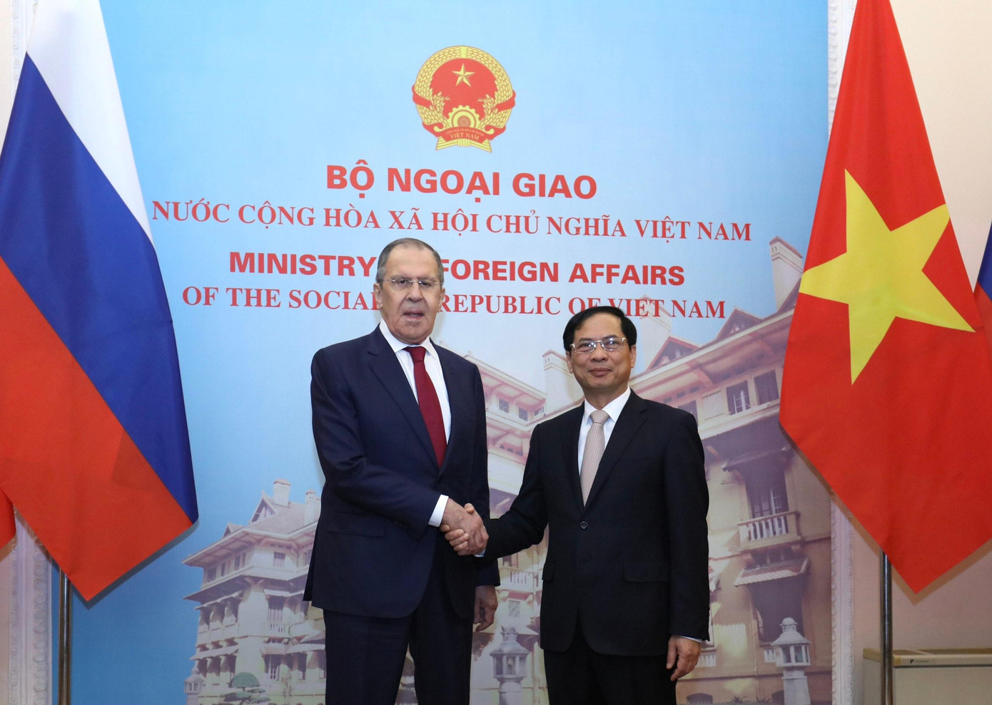Bộ trưởng Ngoại giao Bùi Thanh Sơn và Bộ trưởng Ngoại giao Nga Sergei Lavrov trước cuộc hội đàm ngày 6/7. (Ảnh: Như Ý)