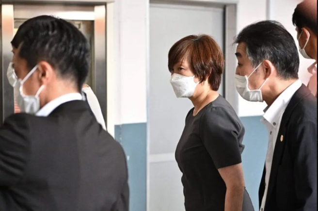 Bà Akie Abe đến bệnh viện nơi ông Abe Shinzo đang được cấp cứu ngày 8/7. (Ảnh: Kyodo) Bà Akie Abe đến bệnh viện nơi ông Abe Shinzo đang được cấp cứu ngày 8/7. (Ảnh: Kyodo)