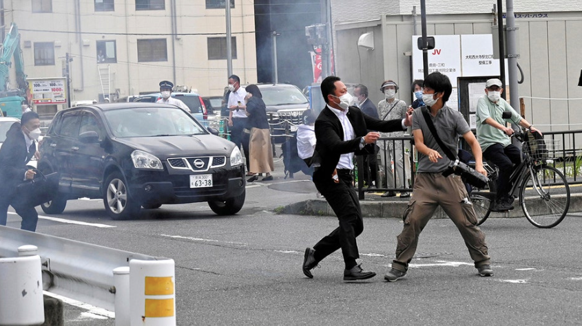 Đối tượng Tetsuya Yamagami bị bắt ngay gần hiện trường vụ ám sát cựu Thủ tướng Nhật Bản Abe Shinzo Đối tượng Tetsuya Yamagami bị bắt ngay gần hiện trường vụ ám sát cựu Thủ tướng Nhật Bản Abe Shinzo