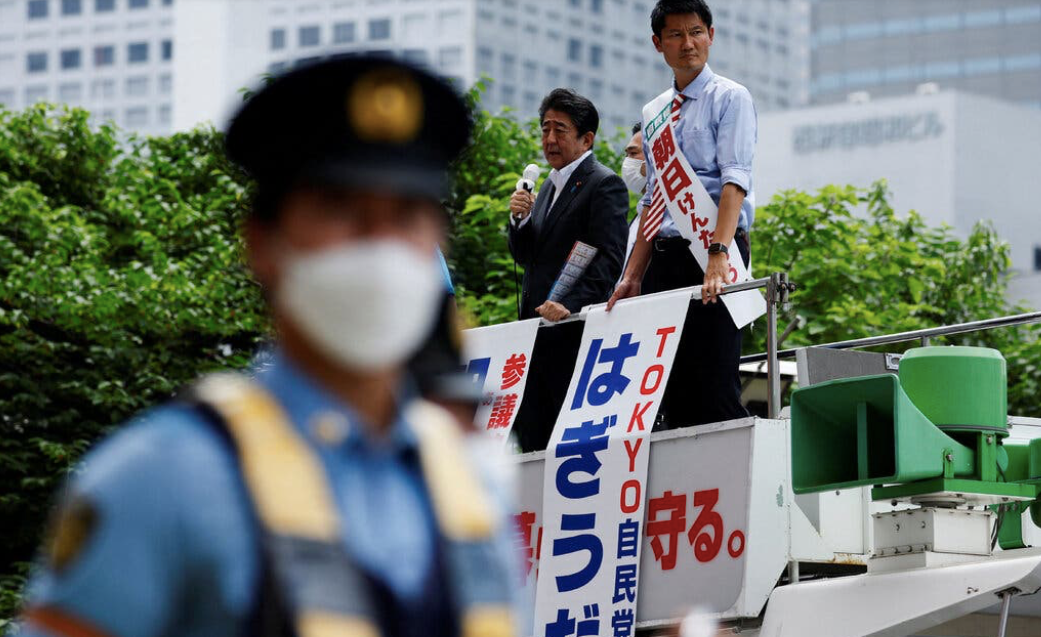 Cựu Thủ tướng Nhật Bản Abe Shinzo trong một chiến dịch vận động bầu cử. (Ảnh: Reuters)