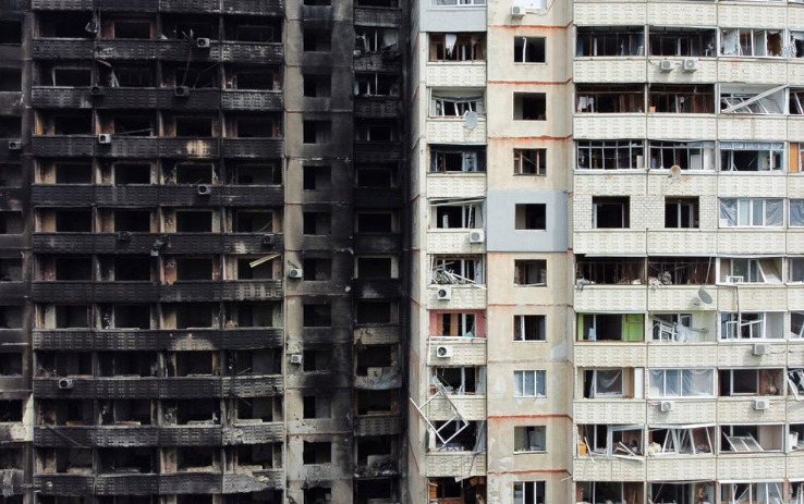 Toà chung cư ở Kharkiv bị cháy đen trong cuộc xung đột. (Ảnh: Reuters)