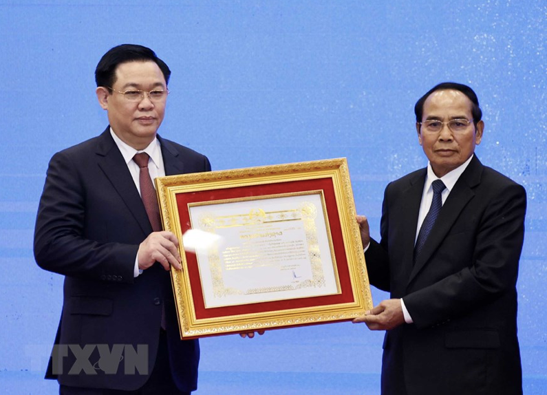 Thường trực Ban Bí thư, Phó Chủ tịch nước Lào Bounthong Chimany trao Huân chương Vàng Quốc gia tặng Chủ tịch Quốc hội Vương Đình Huệ. (Ảnh: TTXVN) Thường trực Ban Bí thư, Phó Chủ tịch nước Lào Bounthong Chimany trao Huân chương Vàng Quốc gia tặng Chủ tịch Quốc hội Vương Đình Huệ. (Ảnh: TTXVN)