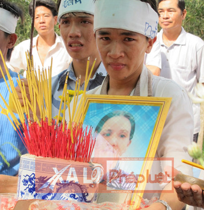 Người mẹ nghèo tự tử cho con đi học gây chấn động ảnh 2