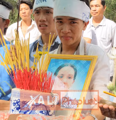 Người mẹ nghèo tự tử cho con đi học gây chấn động ảnh 2