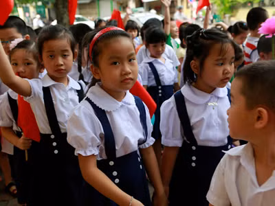 Học sinh Hà Nội trong ngày khai giảng năm học mới 2012. Ảnh: Hồng Vĩnh