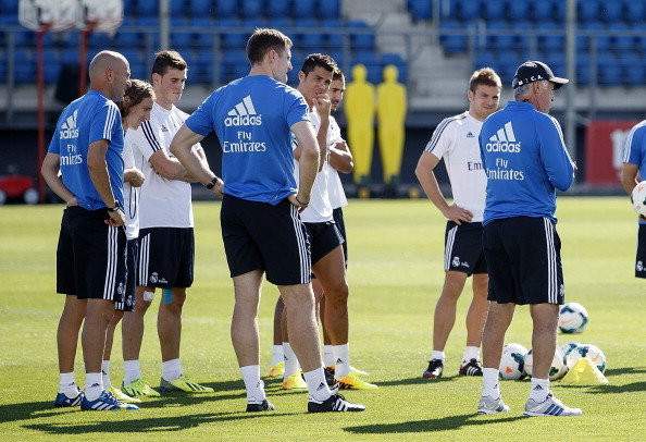 Bale được giới thiệu với các đồng đội mới. Bale được giới thiệu với các đồng đội mới