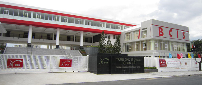 Mỹ Phú 3 còn đối diệntrường Quốc tế Canada nên xét về phong thủy, giữa sự yên tĩnh, thư thái trong lành, cư dân Mỹ Phú 3 cũng được hưởng dương khí sinh động của trường học. Mặt khác, con em cư dân Mỹ Phú 3 thường xuyên được tiếp xúc với khung cảnh, nếp sinh hoạt của trường học cũng sẽ hình thành những thói quen tốt