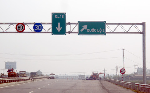 Hệ thống biển báo chỉ dẫn đang được gấp rút hoàn thành trước ngày thông xe