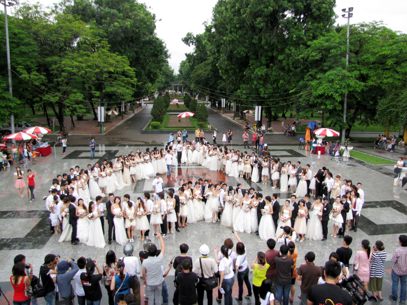 100 cặp đôi cùng xếp hình trái tim để cầu hôn