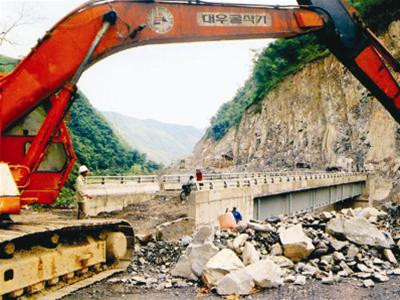 Thiết bị của Sông Đà 9.09 đang góp sức trên công trường Thủy điện Sơn La. Ảnh: Tất Nguyên