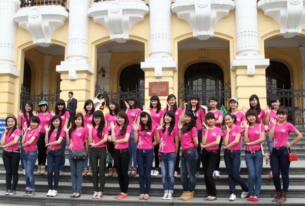 Và dừng chân trước Nhà hát lớn để chụp hình