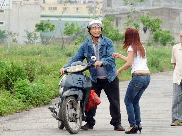 Sau một hồi đôi co đối tượng vứt điện thoại định bỏ chạy. Sau một hồi đôi co đối tượng vứt điện thoại định bỏ chạy