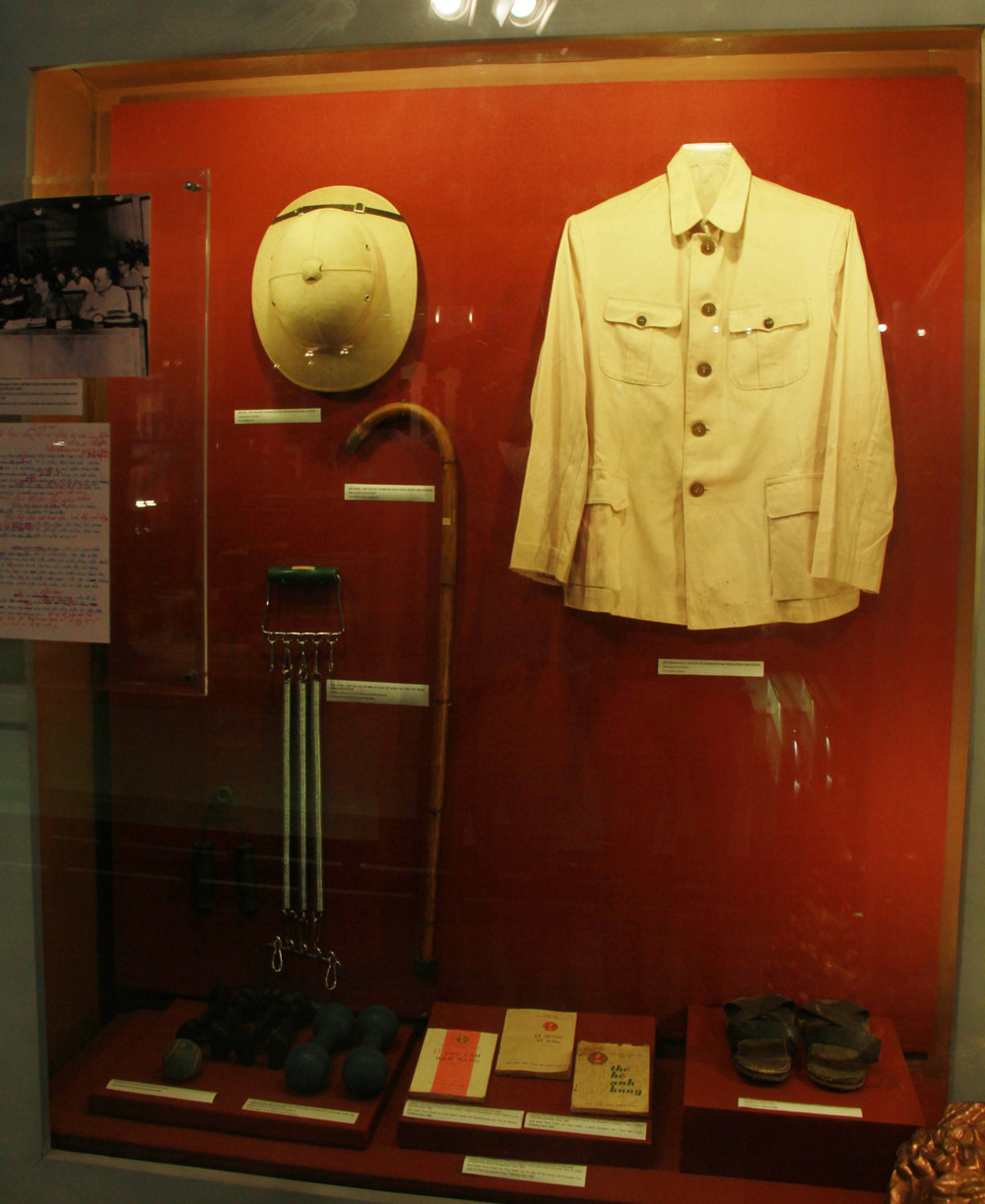 Áo, mũ, dép, một số dụng cụ thể dục thể thao Bác rèn luyện sức khỏe lúc người còn sống