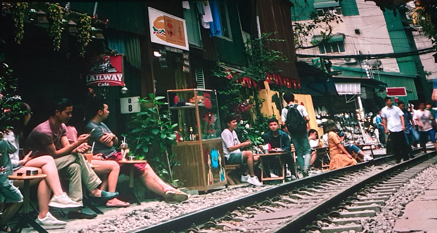 Cà phê đường tàu lên phim. Cà phê đường tàu lên phim.