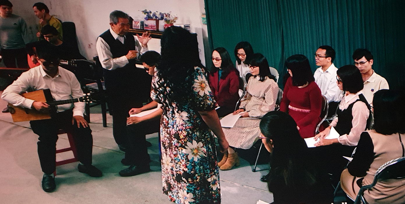 Nhiều khán giả rơi lệ vì những câu chuyện cảm động trong phim. Nhiều khán giả rơi lệ vì những câu chuyện cảm động trong phim.