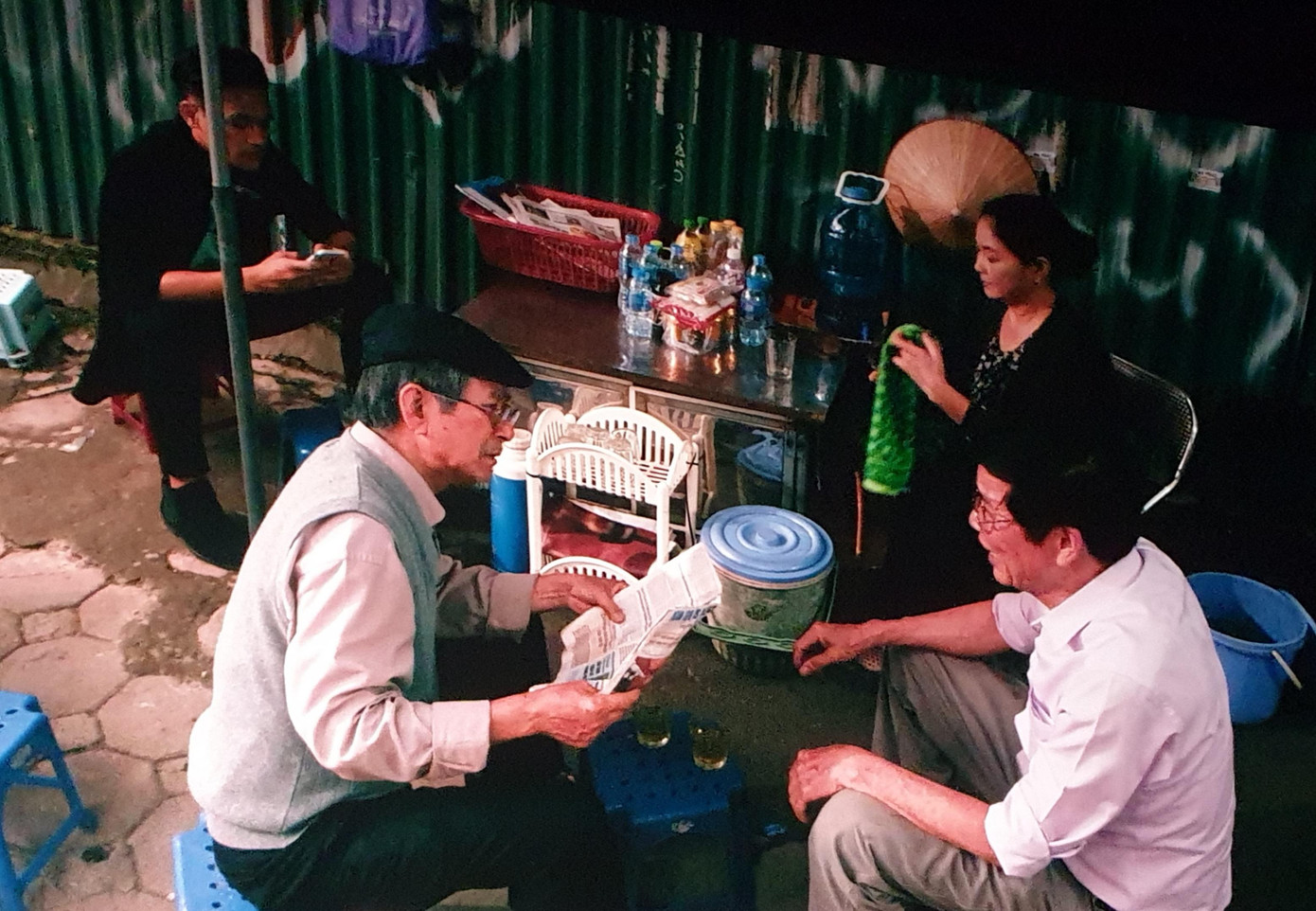 Vợ chồng ông thợ cạo và bà bán nước chè chén trong phim. Vợ chồng ông thợ cạo và bà bán nước chè chén trong phim.