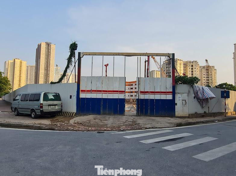 Sau hơn 10 năm được giao đất, Dự án Tổ hợp gara cao tầng, thương mại dịch vụ, văn phòng, khách sạn và căn hộ nằm tại ô đất B12 Nam Trung Yên ở phường Trung Hòa (Cầu Giấy, Hà Nội) vẫn chưa được triển khai. Sau hơn 10 năm được giao đất, Dự án Tổ hợp gara cao tầng, thương mại dịch vụ, văn phòng, khách sạn và căn hộ nằm tại ô đất B12 Nam Trung Yên ở phường Trung Hòa (Cầu Giấy, Hà Nội) vẫn chưa được triển khai.