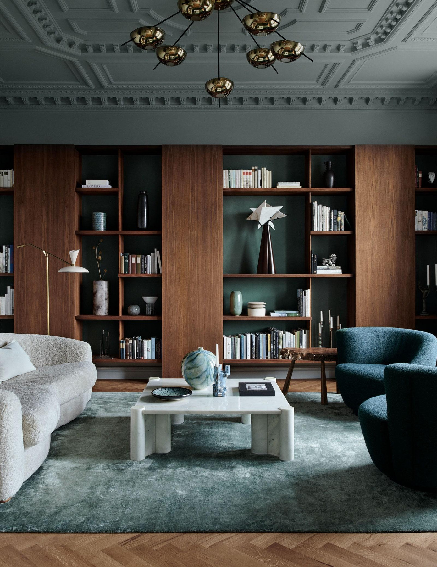 Trong phòng khách, hai nhà thiết kế Laven và Walgren đã sắp xếp một bộ giá sách gỗ để che đi sự lộn xộn và tối ưu hóa chất lượng âm thanh. Trong phòng khách, hai nhà thiết kế Laven và Walgren đã sắp xếp một bộ giá sách gỗ để che đi sự lộn xộn và tối ưu hóa chất lượng âm thanh.