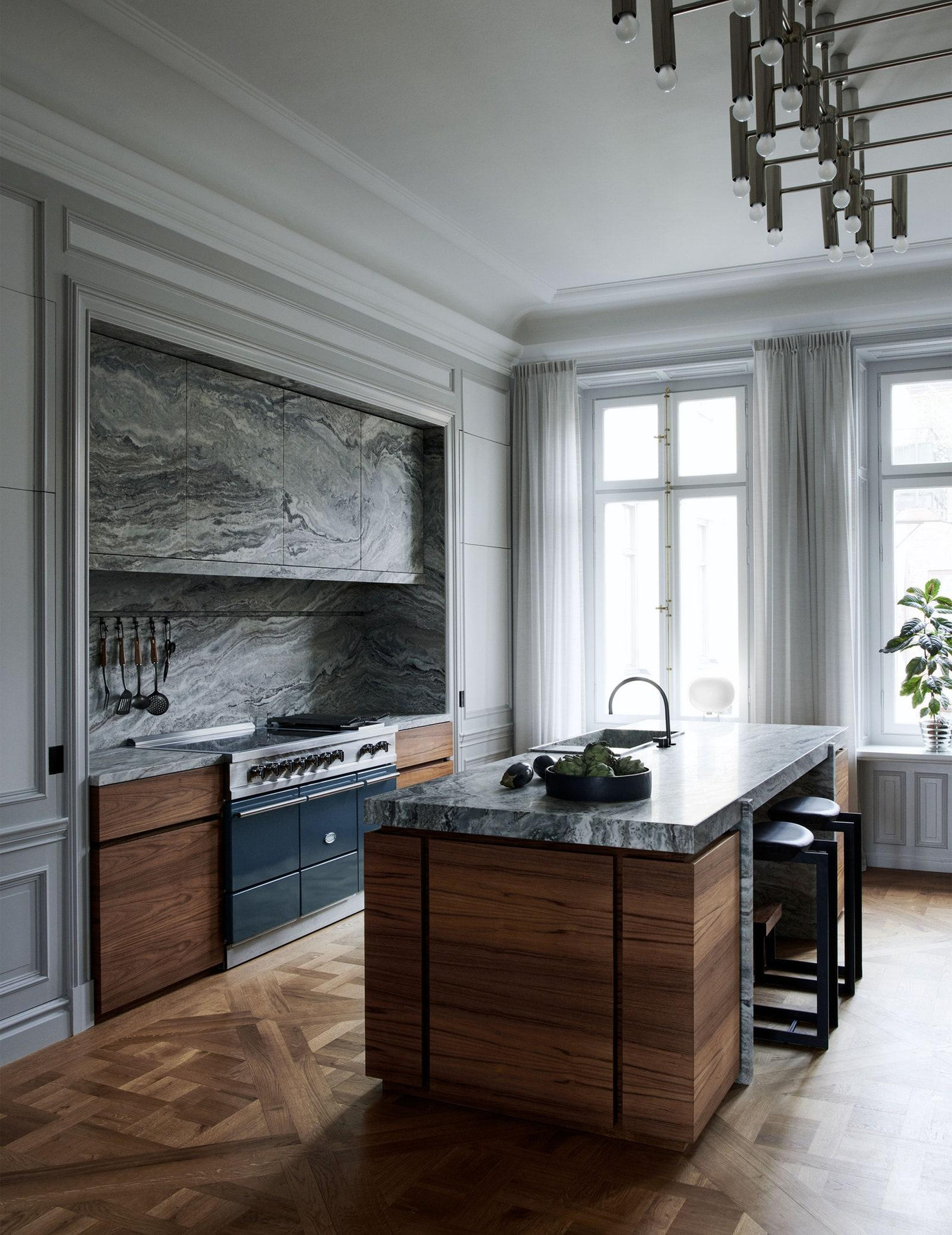 Sàn nhà kiểu cũ và nhà bếp chật chội cũng được thiết kế lại theo hướng tối giản hóa, được trang trí thêm gỗ và đá, cho cảm giác rộng rãi và sang trọng. Sàn nhà kiểu cũ và nhà bếp chật chội cũng được thiết kế lại theo hướng tối giản hóa, được trang trí thêm gỗ và đá, cho cảm giác rộng rãi và sang trọng.