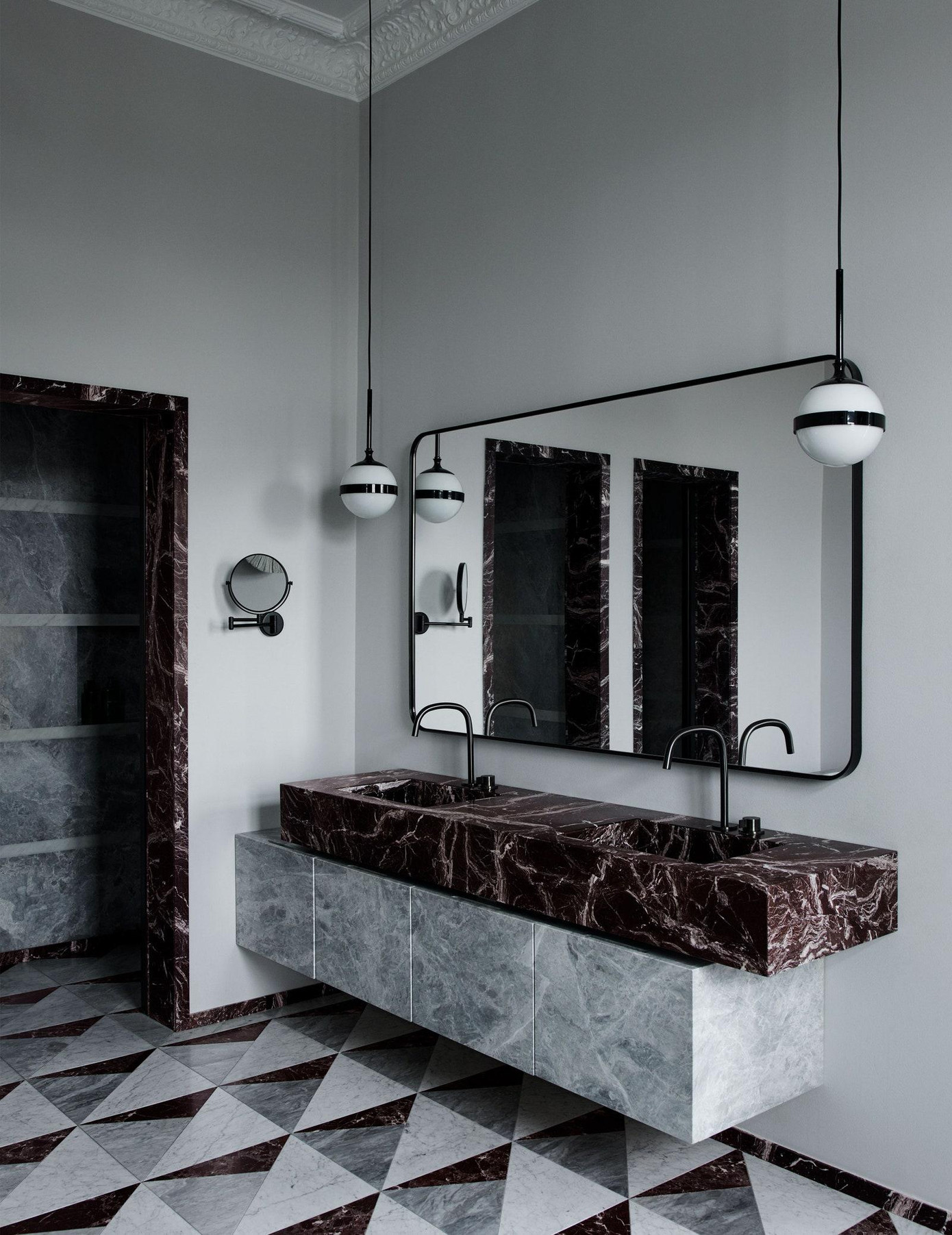 Phòng tắm có sàn lát đá cẩm thạch đặt riêng và khu vực gương của Studio Lawahl, trong khi đèn trong phòng đến từ thương hiệu Vistosi. Phòng tắm có sàn lát đá cẩm thạch đặt riêng và khu vực gương của Studio Lawahl, trong khi đèn trong phòng đến từ thương hiệu Vistosi.