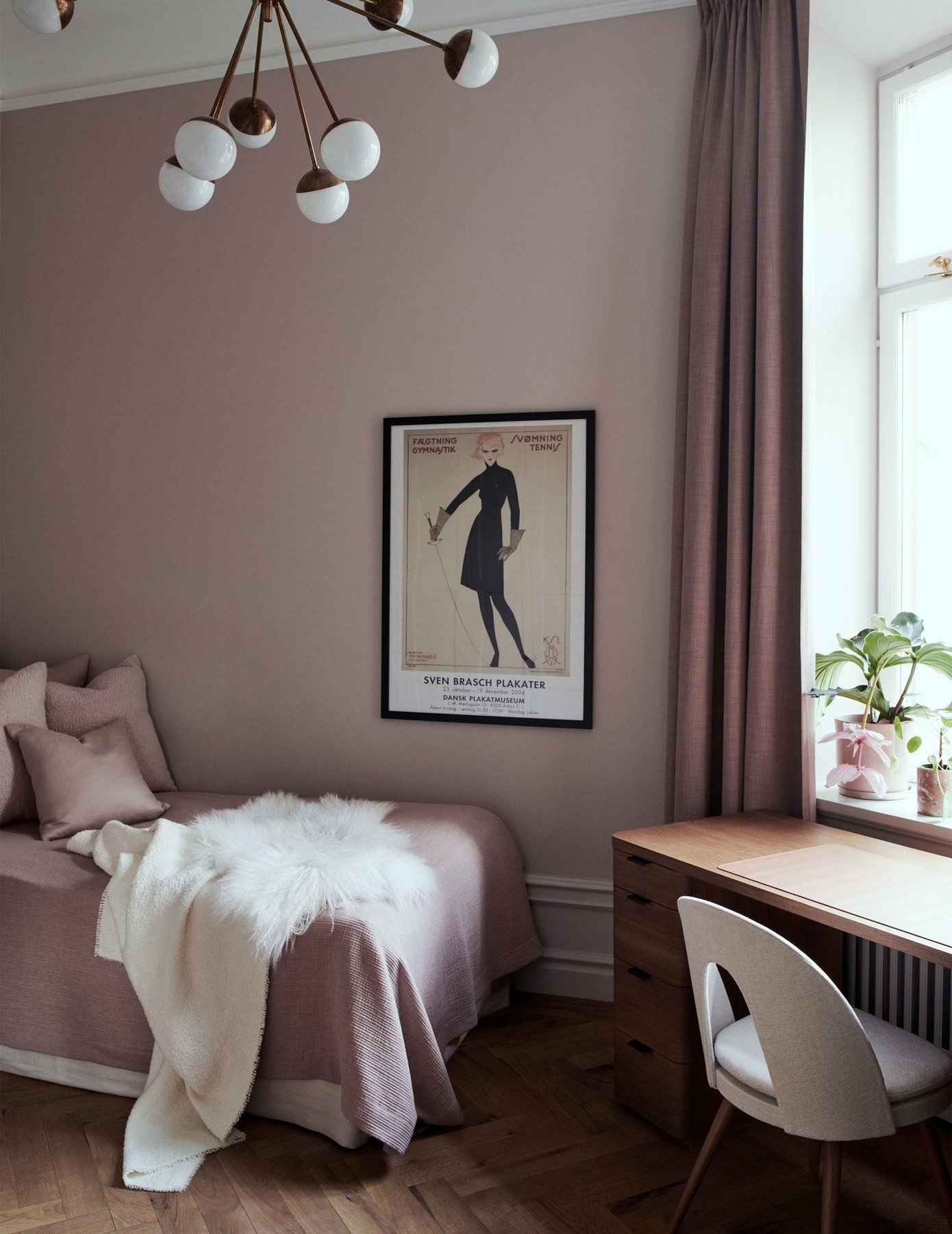 Bàn làm việc được thiết kế hướng cửa sổ, cho ánh sáng nhiều nhất, đồng thời cũng có một số chậu cây và hoa giúp tăng thêm yếu tố thiên nhiên. Bàn làm việc được thiết kế hướng cửa sổ, cho ánh sáng nhiều nhất, đồng thời cũng có một số chậu cây và hoa giúp tăng thêm yếu tố thiên nhiên.