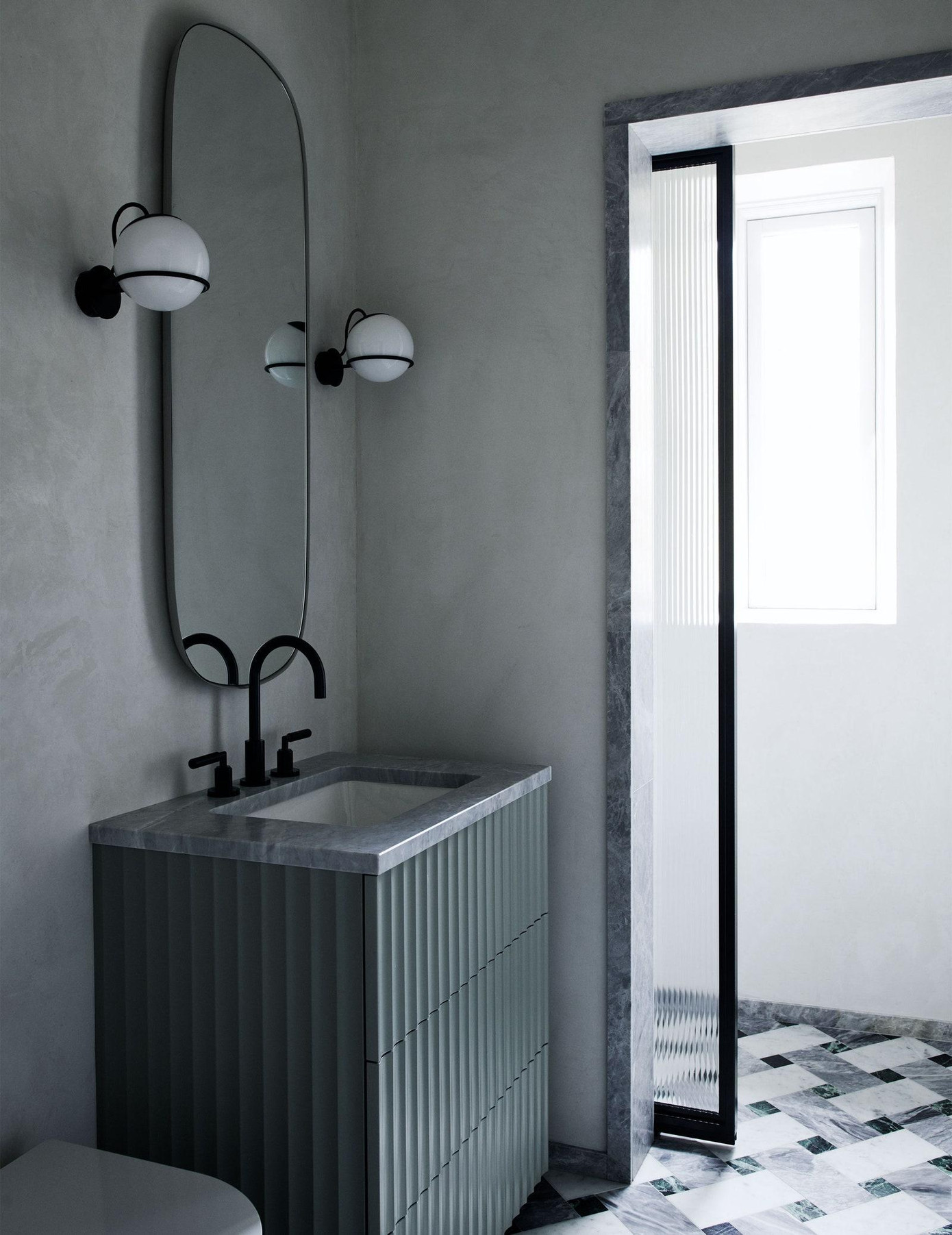 Một khu vực khác trong phòng tắm cũng được ốp đá cẩm thạch. Tóm lại, thiết kế này đã được kết hợp giữa cả chất tối giản của người Scandinavia và sự sang trọng của châu Âu, nhưng nó vẫn cho thấy sự độc đáo. Một khu vực khác trong phòng tắm cũng được ốp đá cẩm thạch. Tóm lại, thiết kế này đã được kết hợp giữa cả chất tối giản của người Scandinavia và sự sang trọng của châu Âu, nhưng nó vẫn cho thấy sự độc đáo.