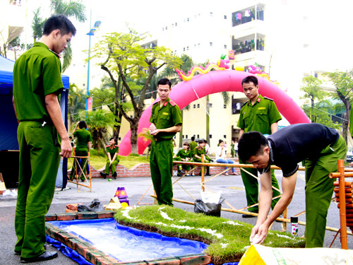 Các học viên thể hiện sự khéo léo của mình trong việc trang trí lều trại