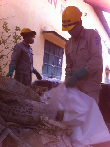 Lao động đóng gói chất thải nhiễm độc