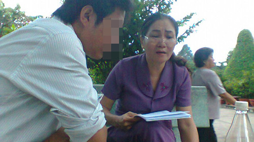 Bà Lệ thuyết phục phóng viên Tuổi Trẻ vào hội “chờ ngày tận thế” tại công viên văn hóa Phú Nhuận (ảnh chụp chiều 11-10) - Ảnh: H.L.. Bà Lệ thuyết phục phóng viên Tuổi Trẻ vào hội “chờ ngày tận thế” tại công viên văn hóa Phú Nhuận (ảnh chụp chiều 11-10) - Ảnh: H.L.