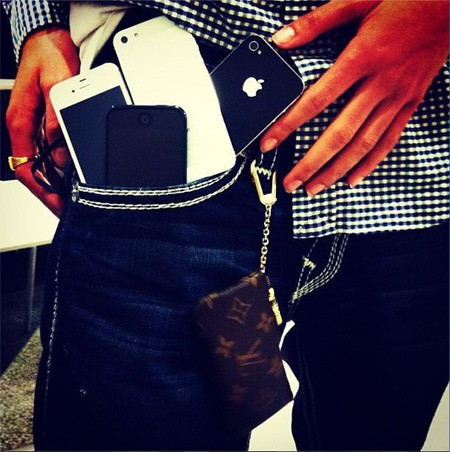 Lavish khoe những chiếc iPhone. Lavish khoe những chiếc iPhone