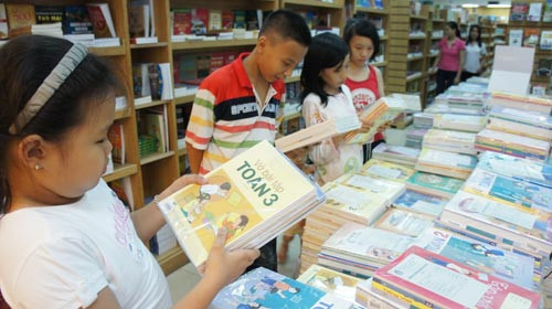 Chương trình - sách giáo khoa hiện thời đã thực hiện 10 năm nhưng chưa được tổng kết, nghiên cứu nghiêm chỉnh để rút kinh nghiệm. Trong ảnh: học sinh chọn mua sách giáo khoa tại một nhà sách ở TP.HCM - Ảnh: Như Hùng (Tuổi Trẻ)