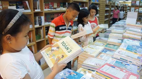 Chương trình - sách giáo khoa hiện thời đã thực hiện 10 năm nhưng chưa được tổng kết, nghiên cứu nghiêm chỉnh để rút kinh nghiệm. Trong ảnh: học sinh chọn mua sách giáo khoa tại một nhà sách ở TP.HCM - Ảnh: Như Hùng (Tuổi Trẻ)