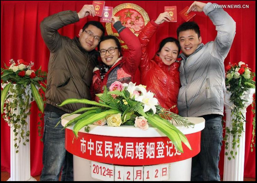 Vui vẻ lưu giữ những giây phút hạnh phúc trong ngày 12 12 2012 