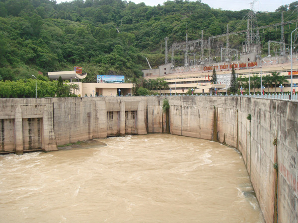 Nhiều nhà máy thủy điện đang lãi lớn nhờ 6 tháng đầu năm nguồn nước dồi dào, sản lượng điện bán cho EVN tăng (trong ảnh: thủy điện Hòa Bình). Ảnh: P.Tuyên. Nhiều nhà máy thủy điện đang lãi lớn nhờ 6 tháng đầu năm nguồn nước dồi dào, sản lượng điện bán cho EVN tăng (trong ảnh: thủy điện Hòa Bình) Ảnh: P.Tuyên