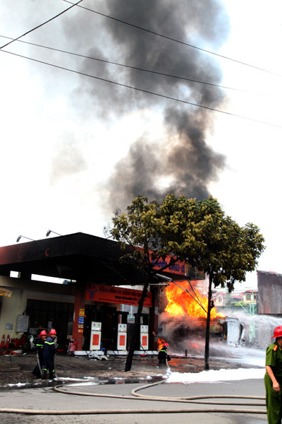 Toàn bộ cây xăng bị thiêu rụi