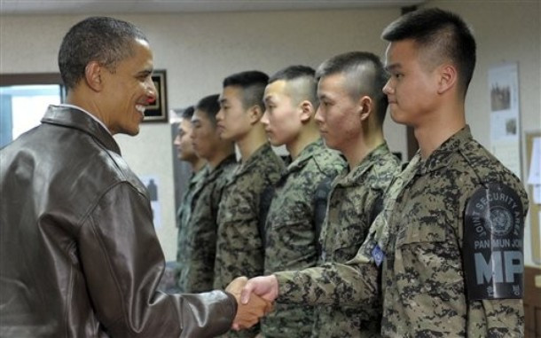 Nhà lãnh đạo Mỹ bắt tay các binh sĩ Hàn Quốc tại Đài quan sát Ouellette, nơi có thể nhìn sang bên kia biên giới về phía Triều Tiên