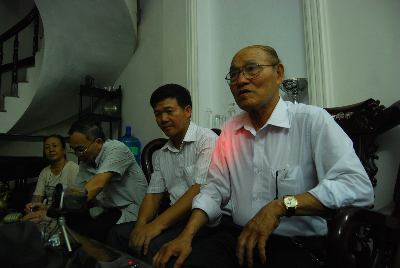 Các nhà ngoại cảm làm việc là đoàn thứ 2 sau ĐH Hồng Bàn vào cuộc