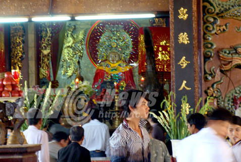 Rất đông người chiêm bái tượng Bà Chúa Xứ 