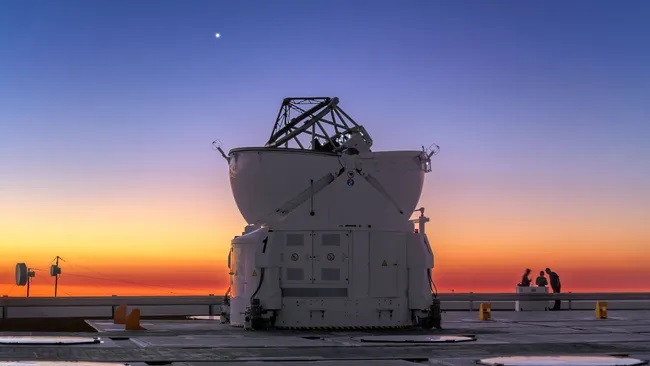 Sao Kim tỏa sáng rực rỡ phía trên Đài quan sát Paranal của Đài thiên văn Nam Châu Âu ở Chile (Ảnh : P. Horálek/ESO)