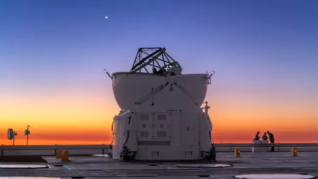 Sao Kim tỏa sáng rực rỡ phía trên Đài quan sát Paranal của Đài thiên văn Nam Châu Âu ở Chile (Ảnh : P. Horálek/ESO)